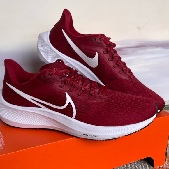 NIKE WMNS AIR ZOOM PEGASUS
TEAM CRIMSON/WHITE-BLACK DM0165-600 SNEAKERS - Picture 3 of 16